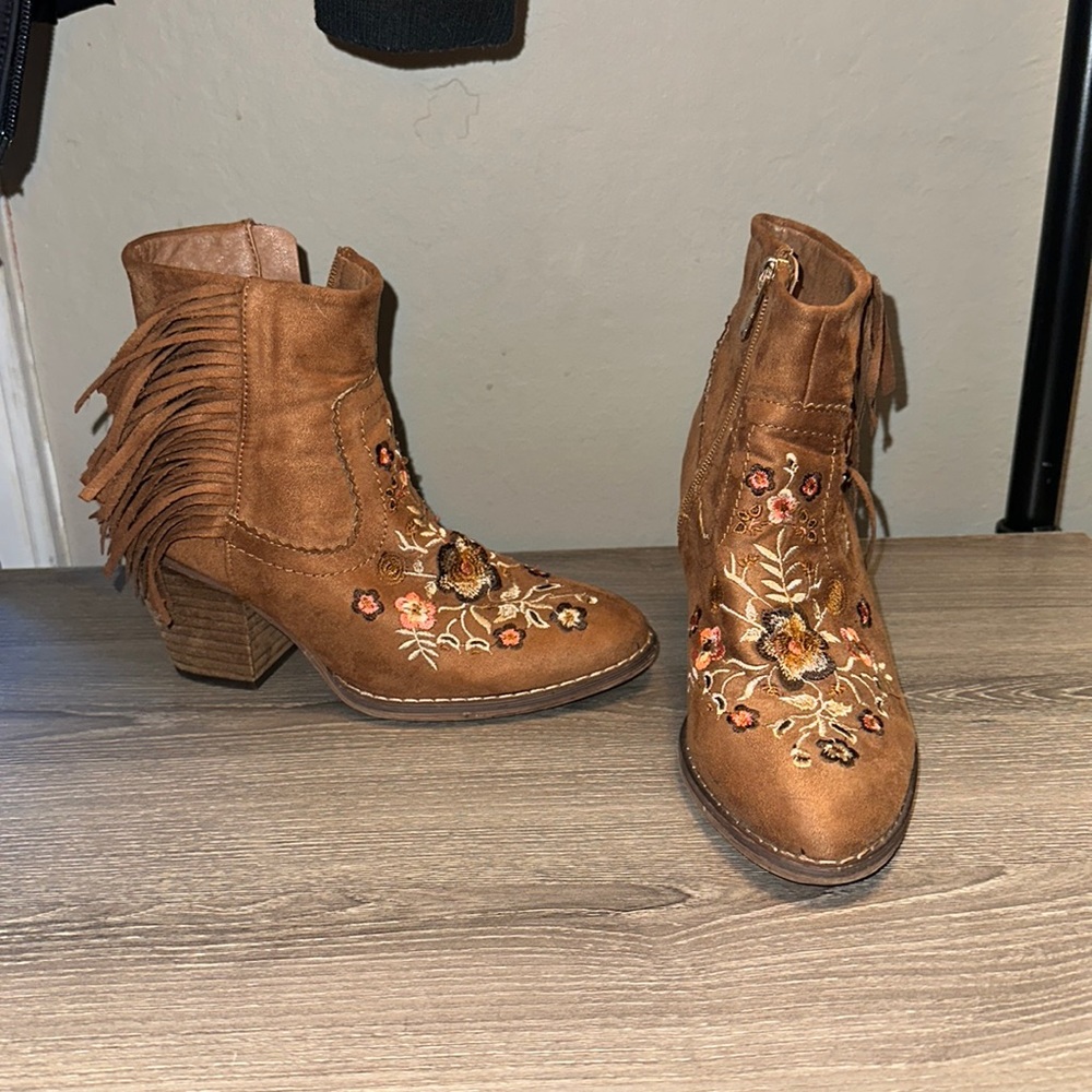 Western cowgirl ankle boots G.C brown size 6